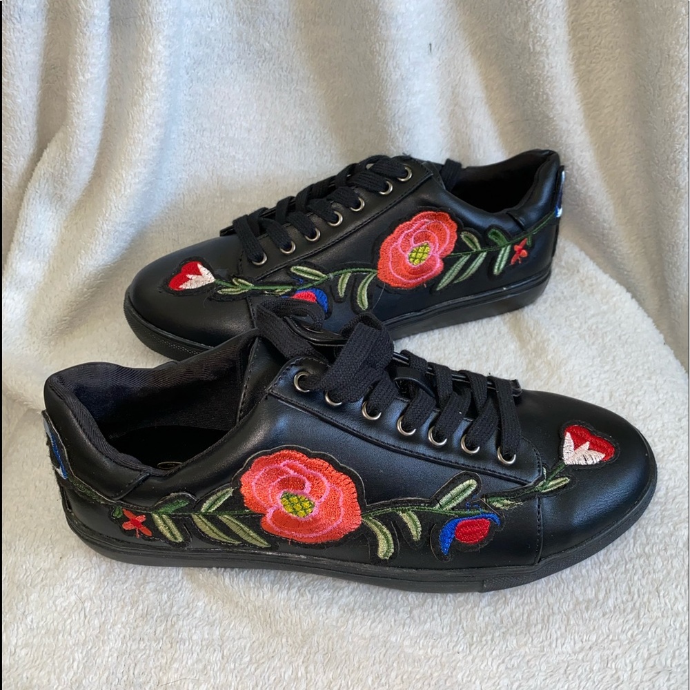 Rose embroidered shoes